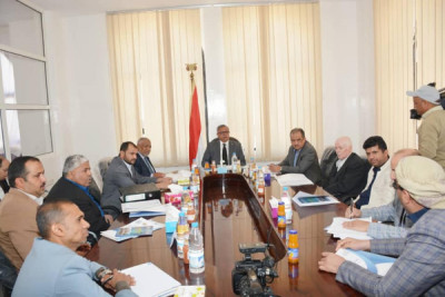 رئيس الوزراء عبد العزيز بن حبتور يناقش مع ...