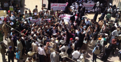 الهمداني يلتقي محتجين من الاشخاص ذوي الاعاقة ويستمع ...